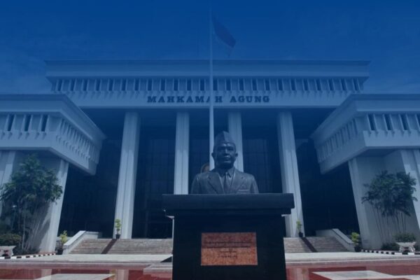 Sejumlah pejuang Indonesia memekikkan kemerdekaan seusai menduduki markas tentara Jepang S.E 21/24 Butai saat pementasan drama kolosal pengibaran bendera Merah Putih pertama kali di Dermaga Ujung, Tanjung Perak, Surabaya, Jawa Timur, Minggu (29/11)
